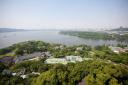 Blick von der Pagode auf den See und die Hangzhou-Kernstadt